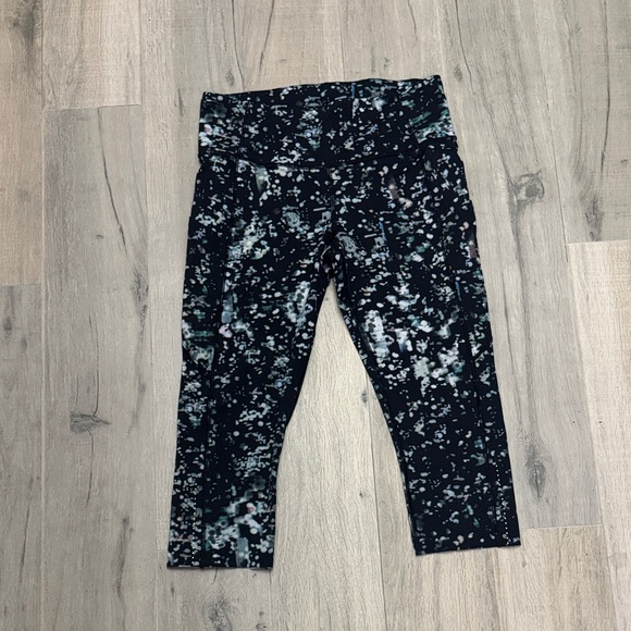 Lululemon Athletica Cropped Black and Green Patterned Leggings 18inch - Picture 1 of 4